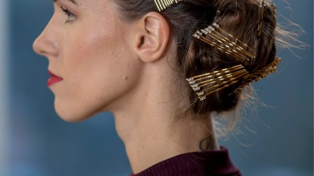 Pidulik ülespandud soeng juukseklambritega